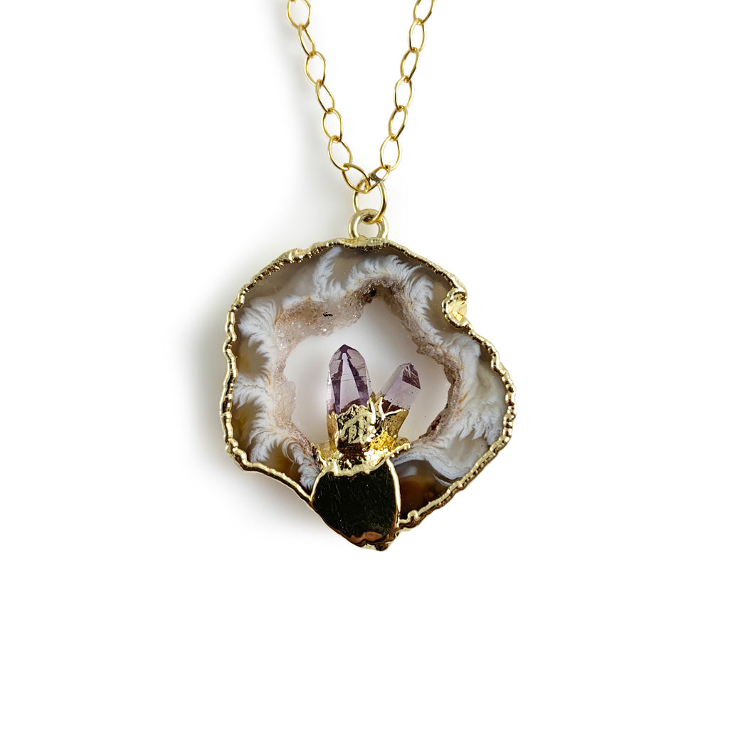 COLLAR REBANADA GEODA CON CENTRO PUNTA AMATISTA.