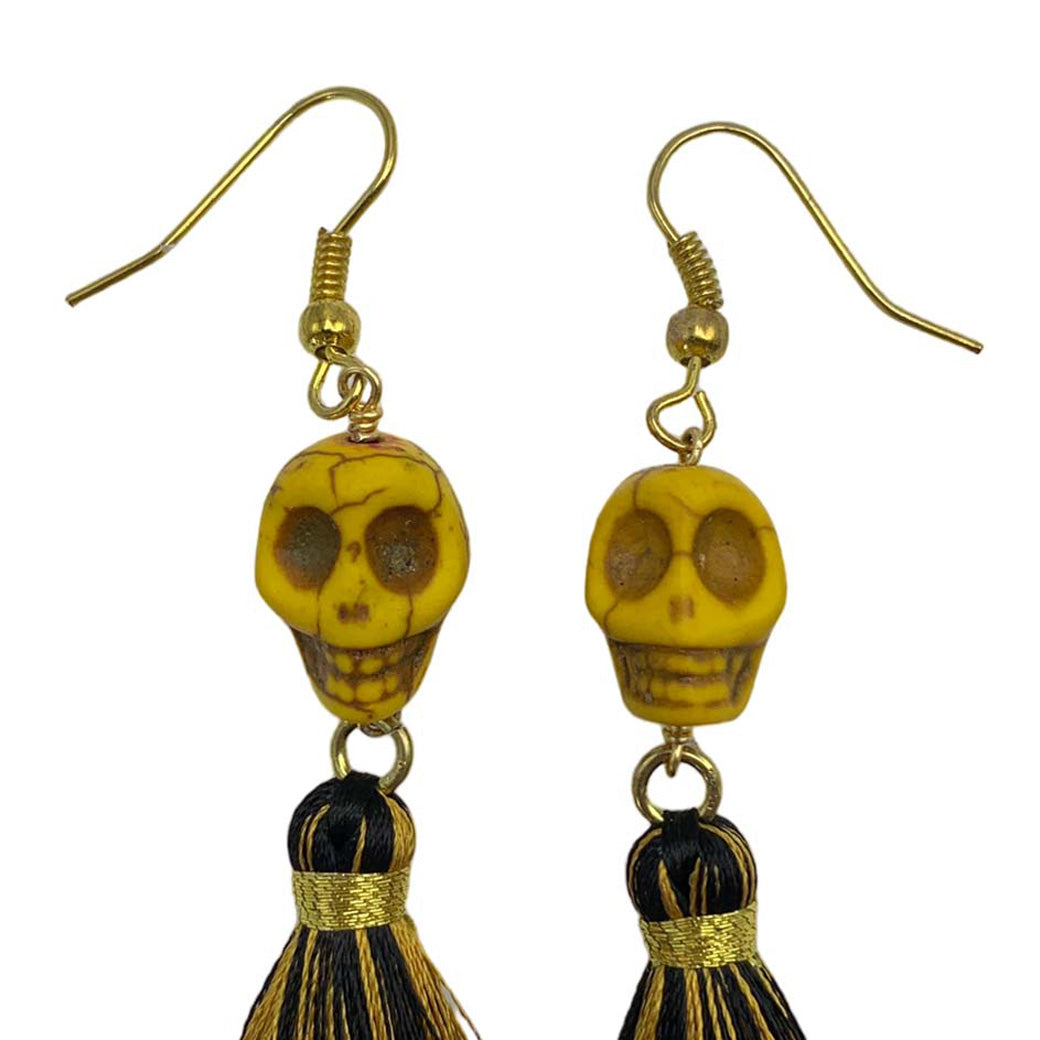 ARETES DE CRÁNEO DE HOWLITA, COLOR AMARILLO.