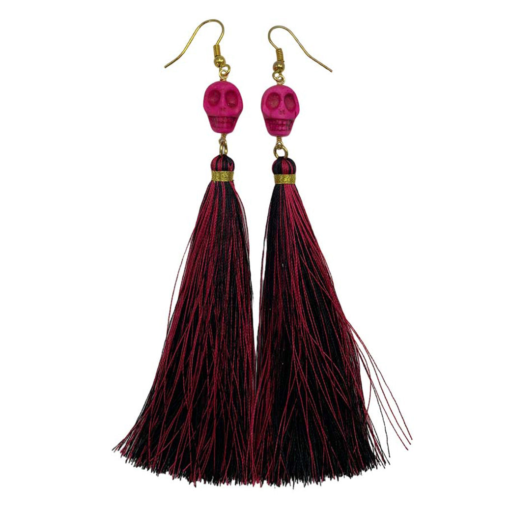 ARETES DE CRÁNEO DE HOWLITA COLOR FUCSIA.