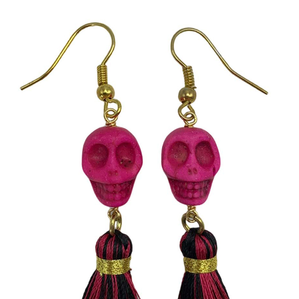 ARETES DE CRÁNEO DE HOWLITA COLOR FUCSIA.