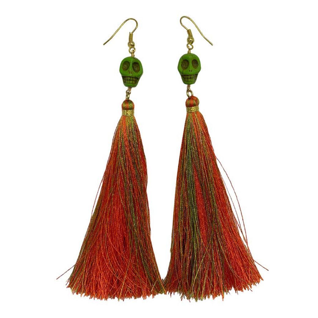 ARETES DE CRÁNEO DE HOWLITA COLOR VERDE.