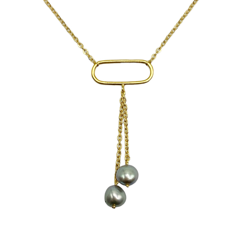 COLLAR CORTO CENTRO RECTÁNGULO CON CADENA Y PERLA.