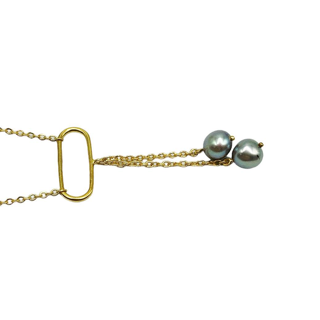 COLLAR CORTO CENTRO RECTÁNGULO CON CADENA Y PERLA.