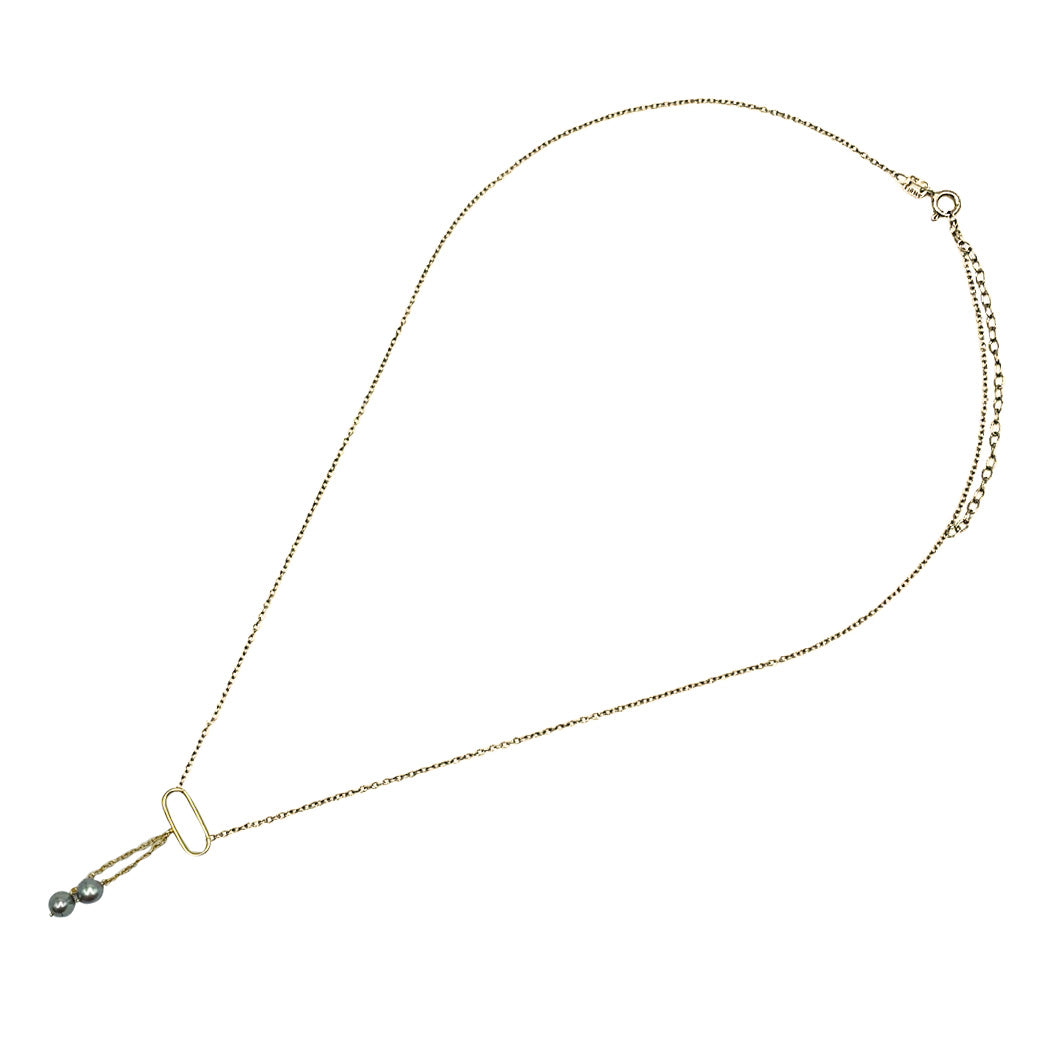 COLLAR CORTO CENTRO RECTÁNGULO CON CADENA Y PERLA.