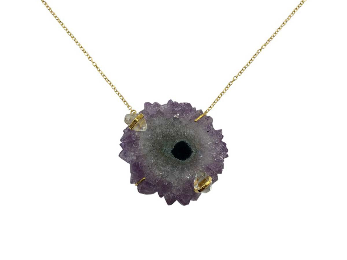 COLLAR CENTRO OJO DE ESTALACTITA AMATISTA.