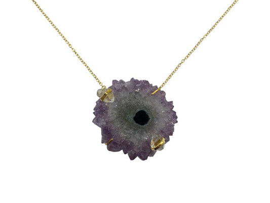 COLLAR CENTRO OJO DE ESTALACTITA AMATISTA.