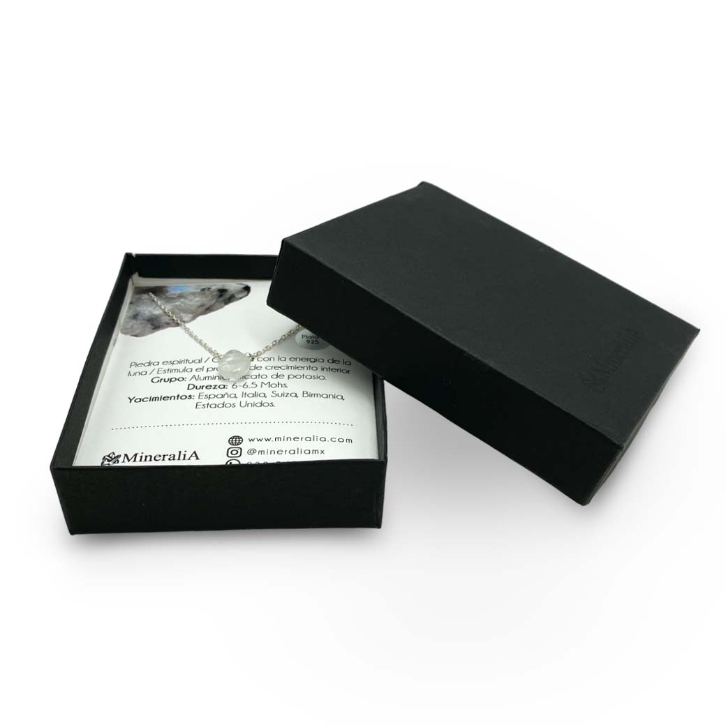 COLLAR DE PLATA CENTRO PIEDRA LUNA.