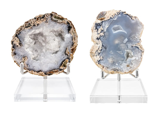 ESPÉCIMEN DE GEODA NATURAL CON BASE DE ACRÍLICO Y SOPORTE DE METAL