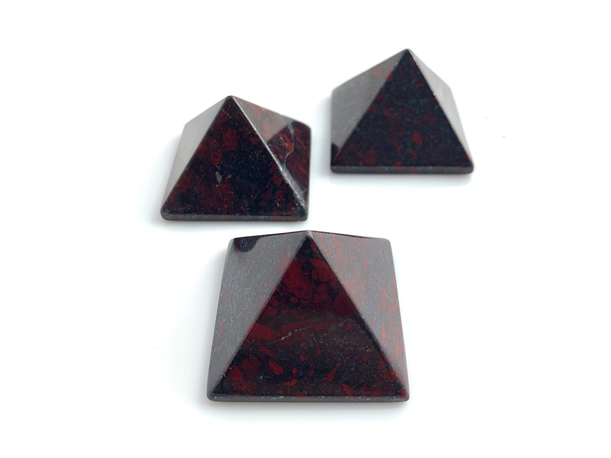 PIRÁMIDE DE JASPE SANGRE BRILLADO