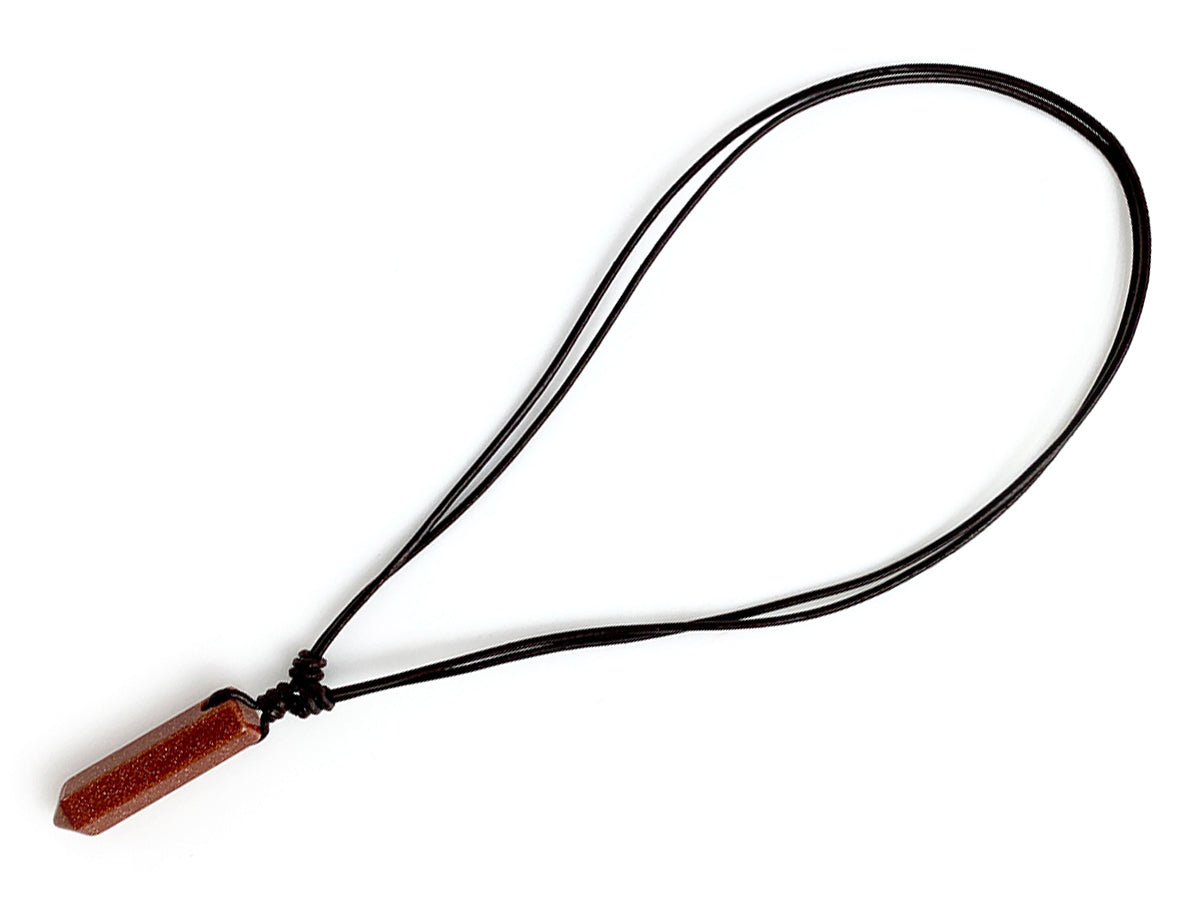 COLLAR DE CUERITO CON PUNTA AVENTURINA DORADA.