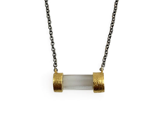 COLLAR DE PLATA CON CENTRO DE CUARZO BLANCO.