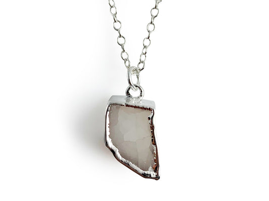 COLLAR LARGO PLATEADO CON CENTRO DE ULEXITA.