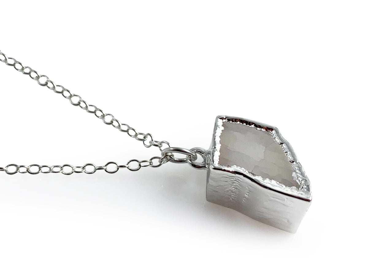 COLLAR LARGO PLATEADO CON CENTRO DE ULEXITA.