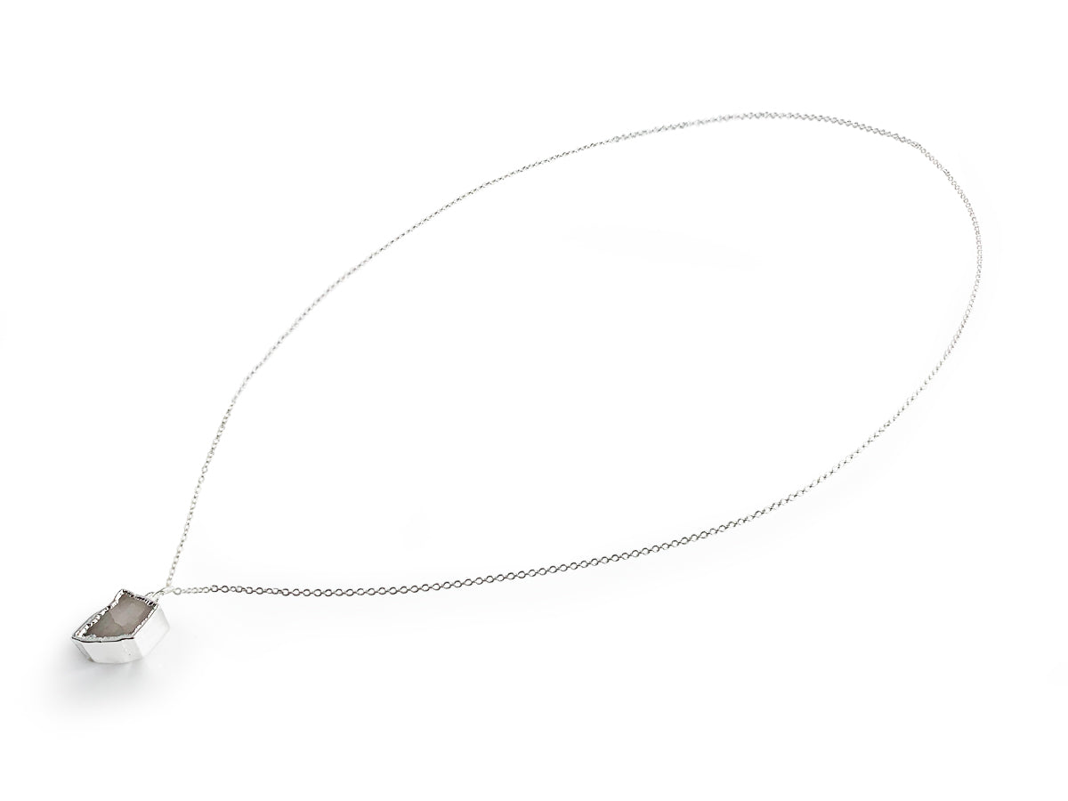 COLLAR LARGO PLATEADO CON CENTRO DE ULEXITA.