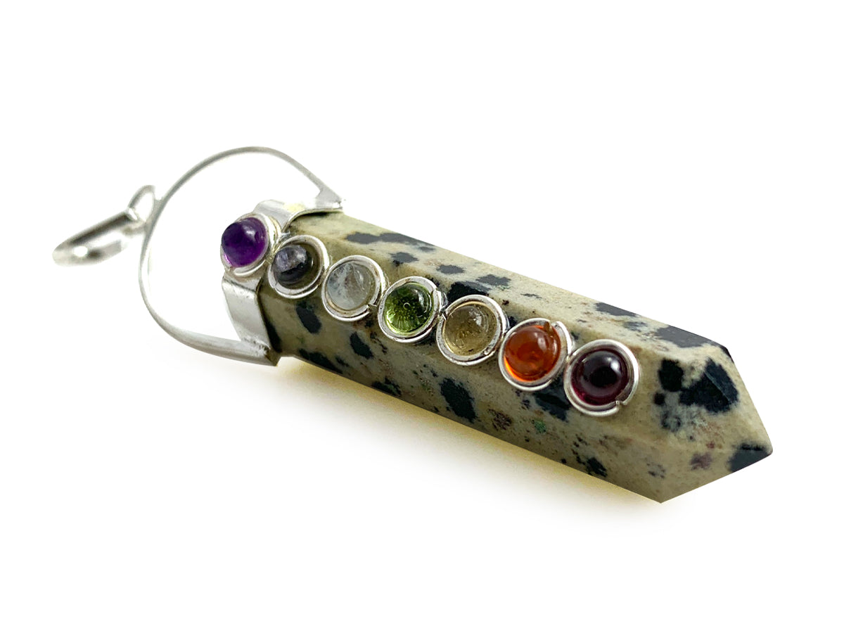 DIJE PUNTA DE JASPE DALMATA CHAKRAS LINEAL