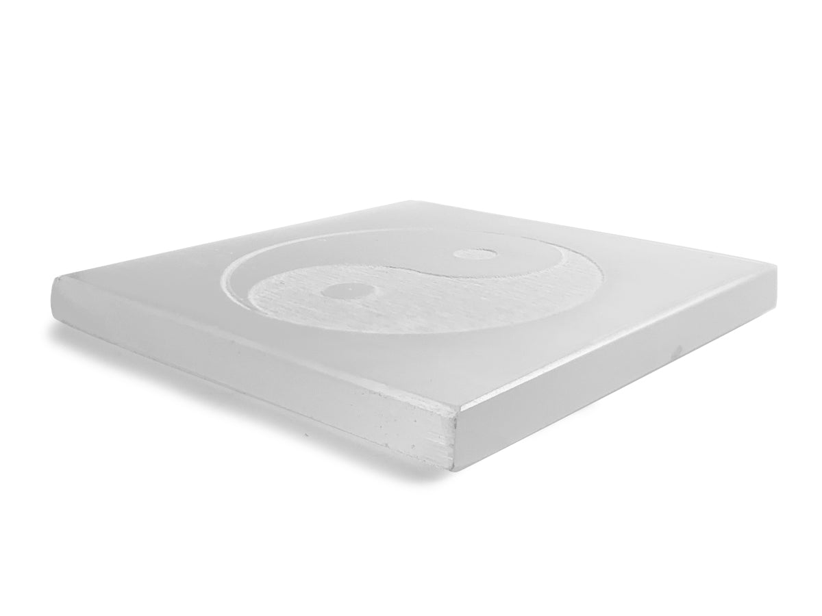 PLACA DE SELENITA CON GRABADO YIN - YANG.