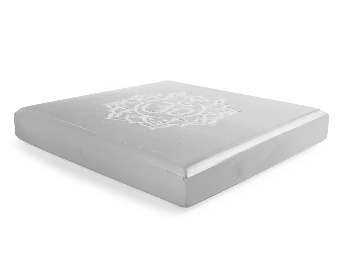 PLACA DE SELENITA CON GRABADO CHAKRAS SAHASRARA.