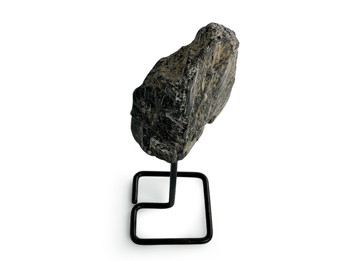 PIN DE TURMALINA NEGRA EN BASE DE METAL