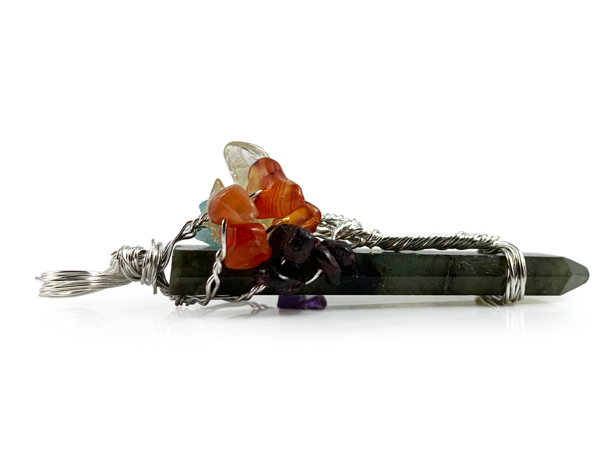 DIJE LABRADORITA CON ÁRBOL DE LOS CHAKRAS