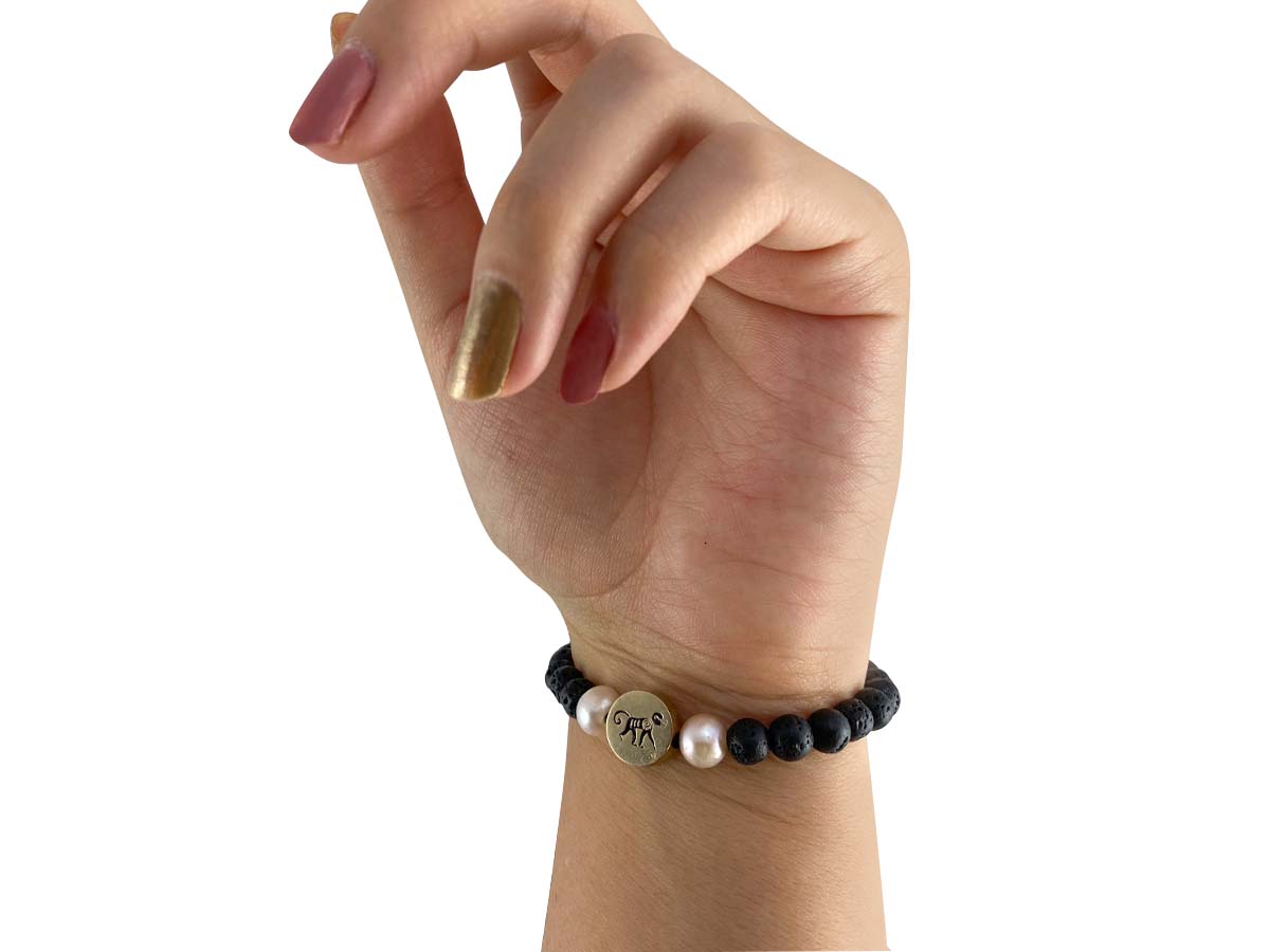 Pulsera Maya Mono de Perla Beige y Piedra Volcánica - detalle de textura y color