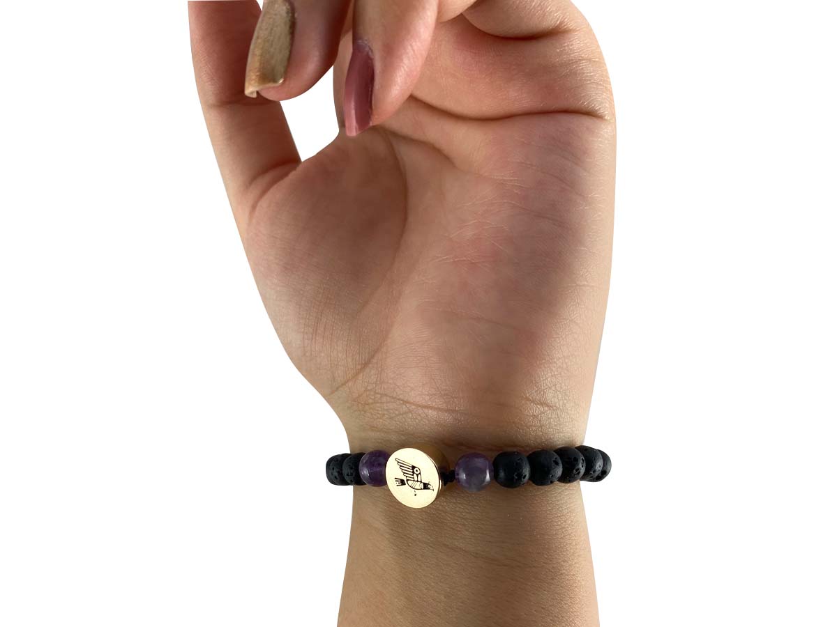 Pulsera Maya Halcón de Amatista y Piedra Volcánica - detalle de textura y color