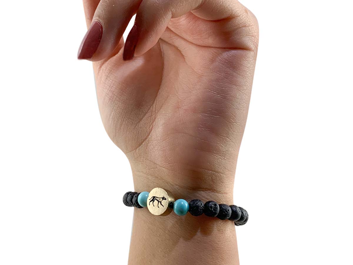 Pulsera Maya Perro de Howlita Azul y Piedra Volcánica - detalle de textura y color
