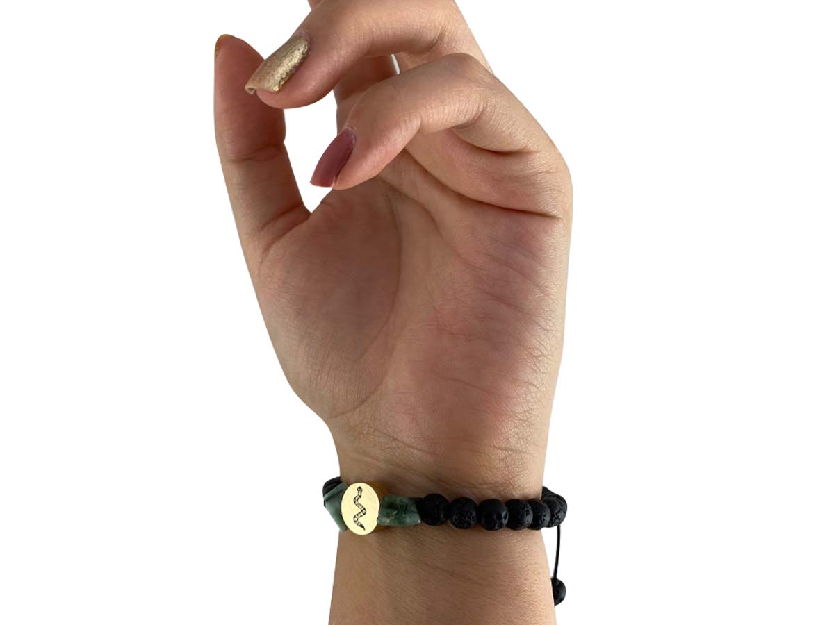 Pulsera Maya Serpiente de Esmeralda y Piedra Volcánica - detalle de textura y color