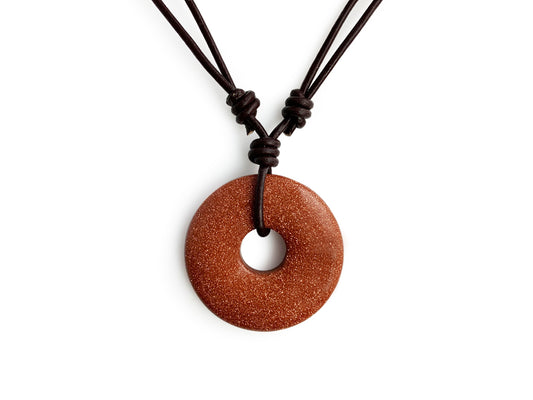 COLLAR DE CUERITO CON CENTRO DONA DE AVENTURINA DORADA.