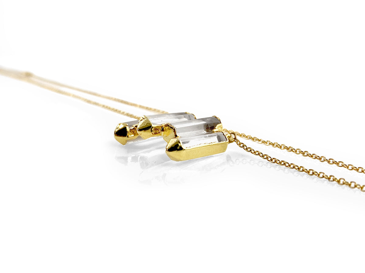 COLLAR CON CENTRO DORADO DE PUNTAS DE CUARZO