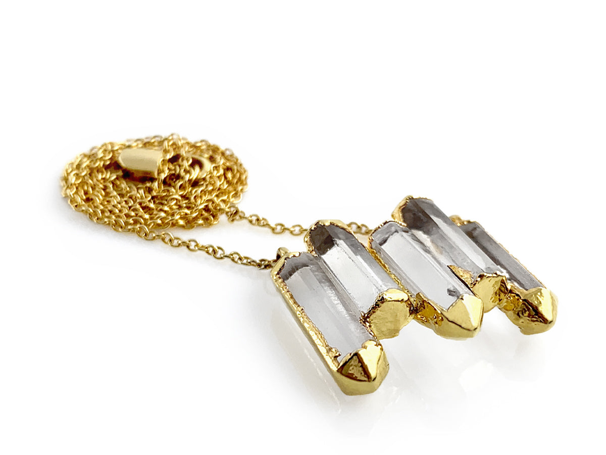 COLLAR CON CENTRO DORADO DE PUNTAS DE CUARZO