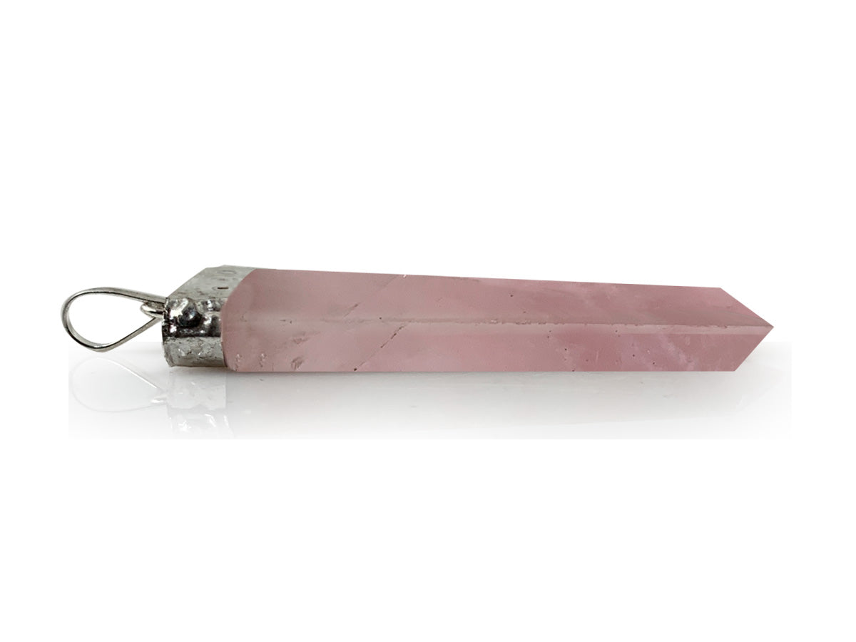 DIJE PUNTA PLANA DE CUARZO ROSA.
