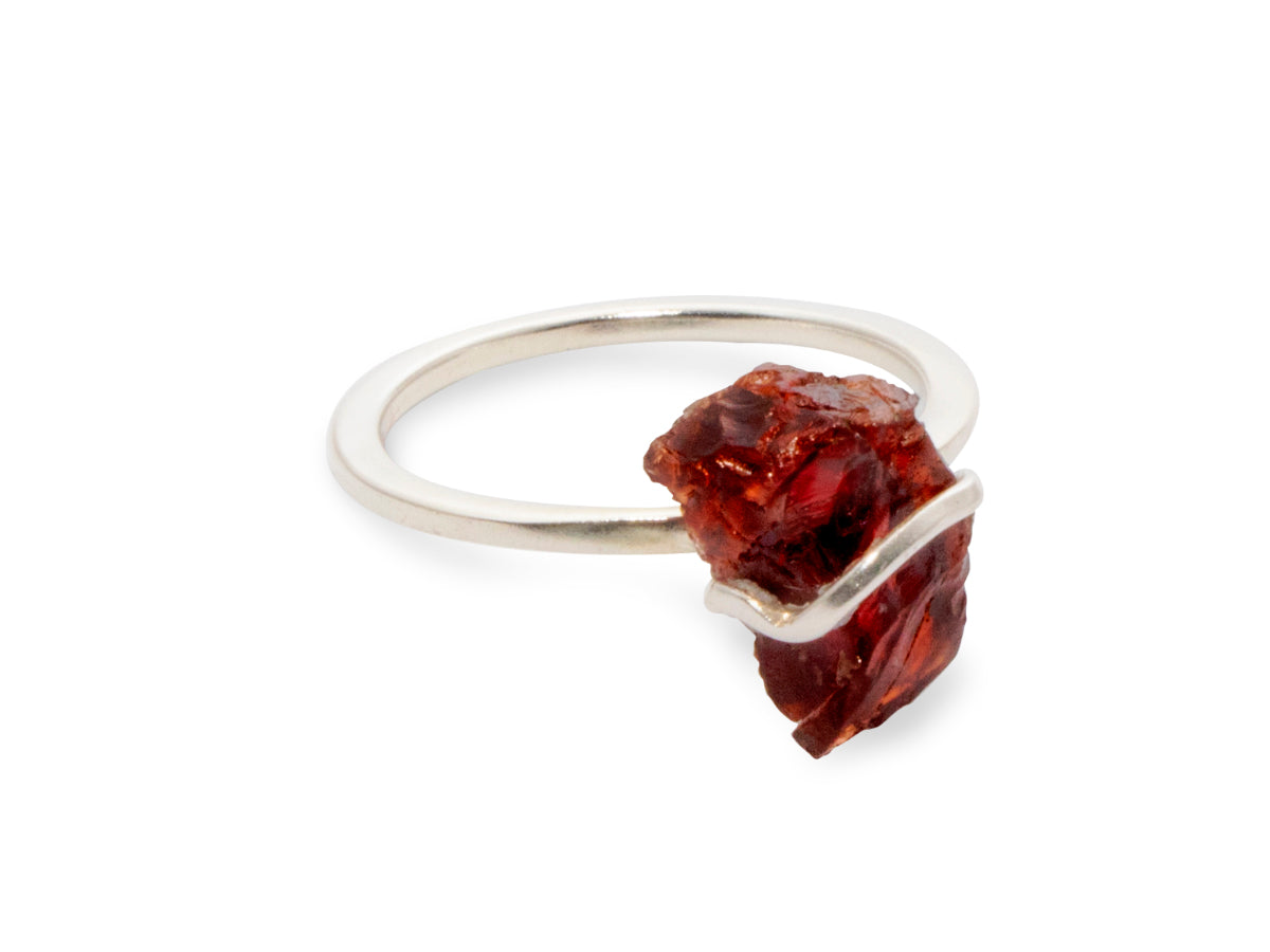 ANILLO DE PLATA .925 CON GRANATE RÚSTICO