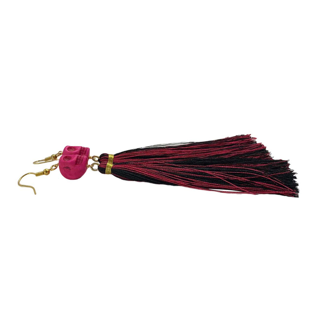 Aretes de Cráneo de Howlita Color Fucsia - detalle de textura y color