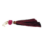 Aretes de Cráneo de Howlita Color Fucsia - detalle de textura y color
