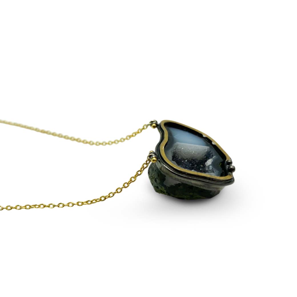 Collar Plata .925 con Dije Geoda Mini Tabasco en Baño Dorado - vista lateral
