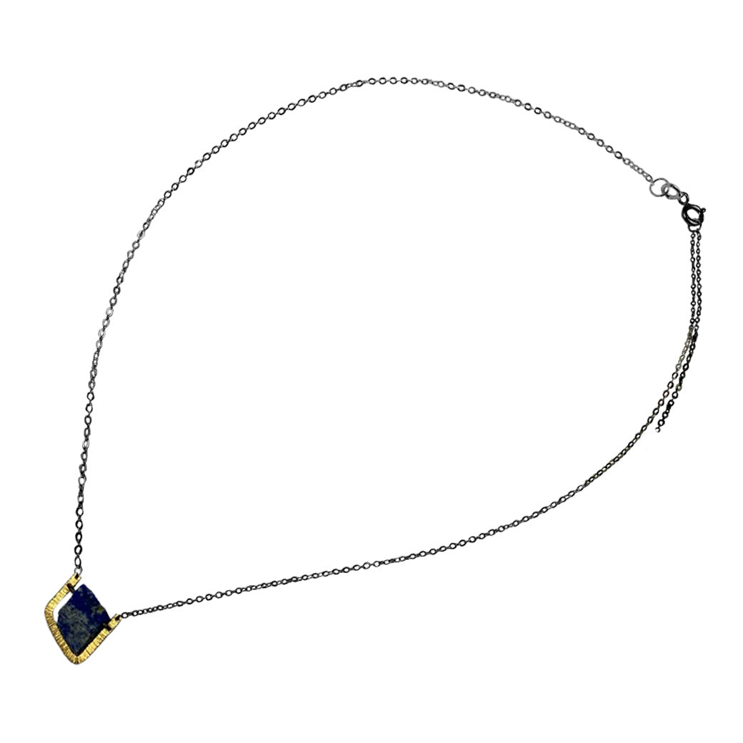 Collar de Plata .925 Centro Herradura de Lapislázuli en Bisel Dorado - vista lateral