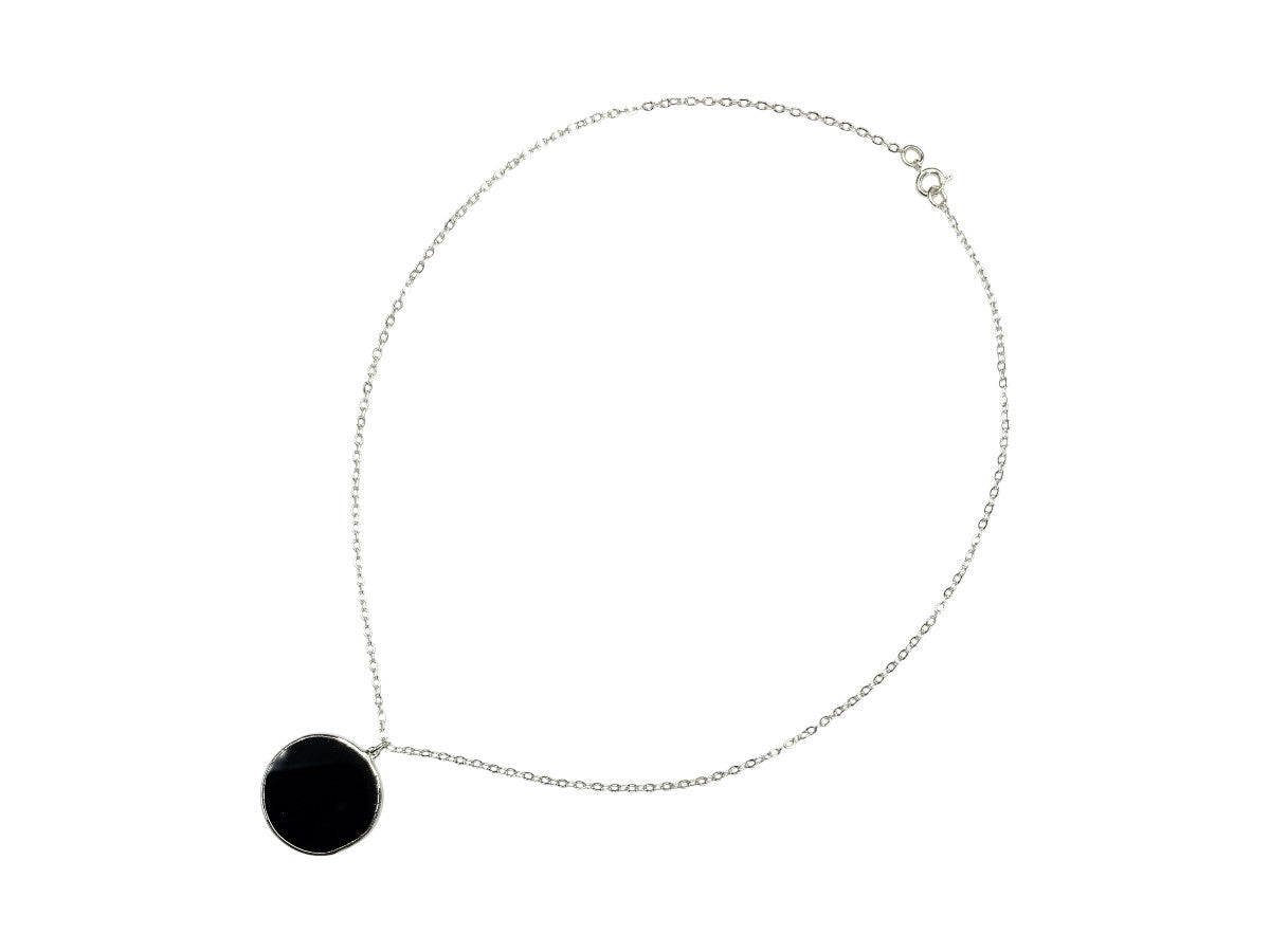 Collar Corto Centro Circular de Ágata Negra en Cadena Plateada - collar con dije