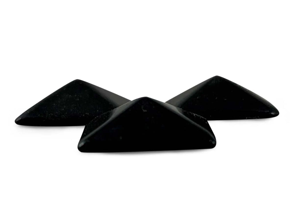 Set de Tres Pirámides Mini de Obsidiana Negra Pulidas - vista lateral