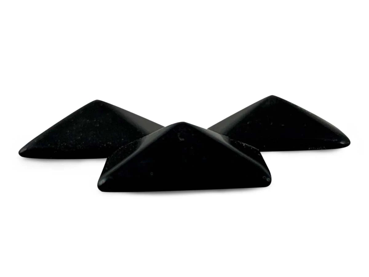 Set de Tres Pirámides Mini de Obsidiana Negra Pulidas - vista lateral