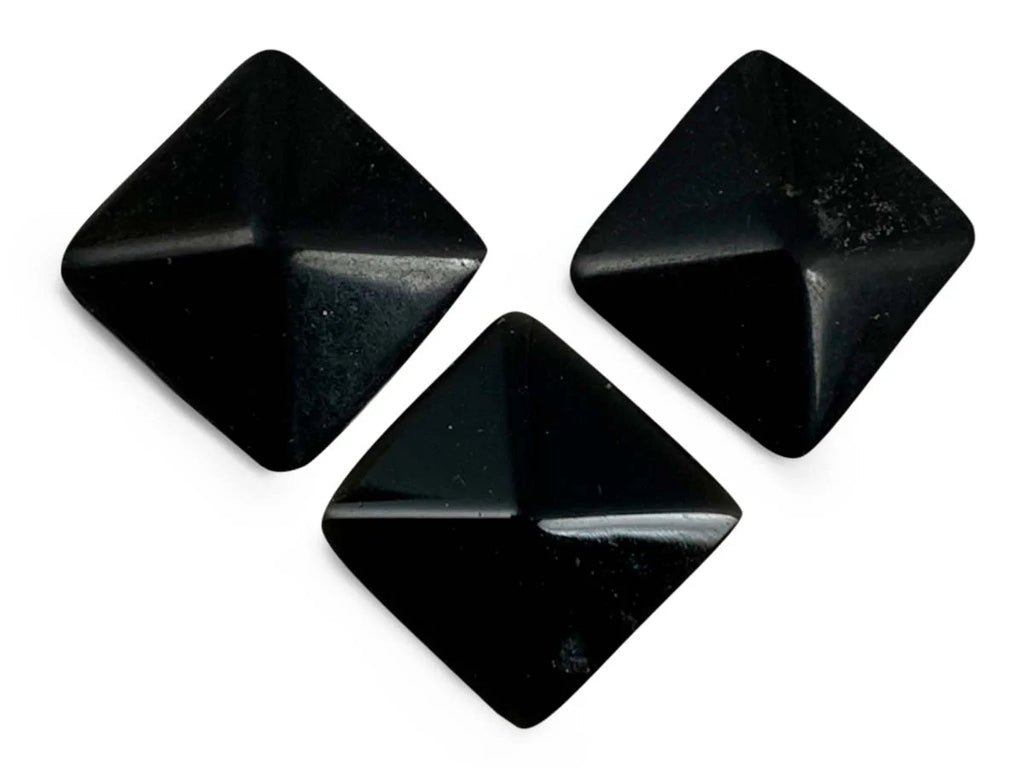 Set de Tres Pirámides Mini de Obsidiana Negra Pulidas - detalle de textura y color
