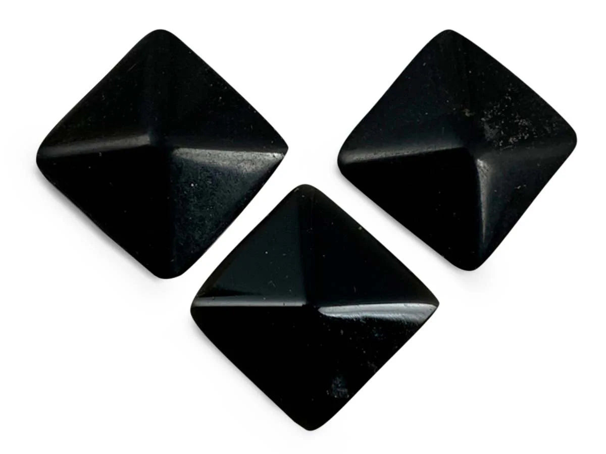 Set de Tres Pirámides Mini de Obsidiana Negra Pulidas - detalle de textura y color