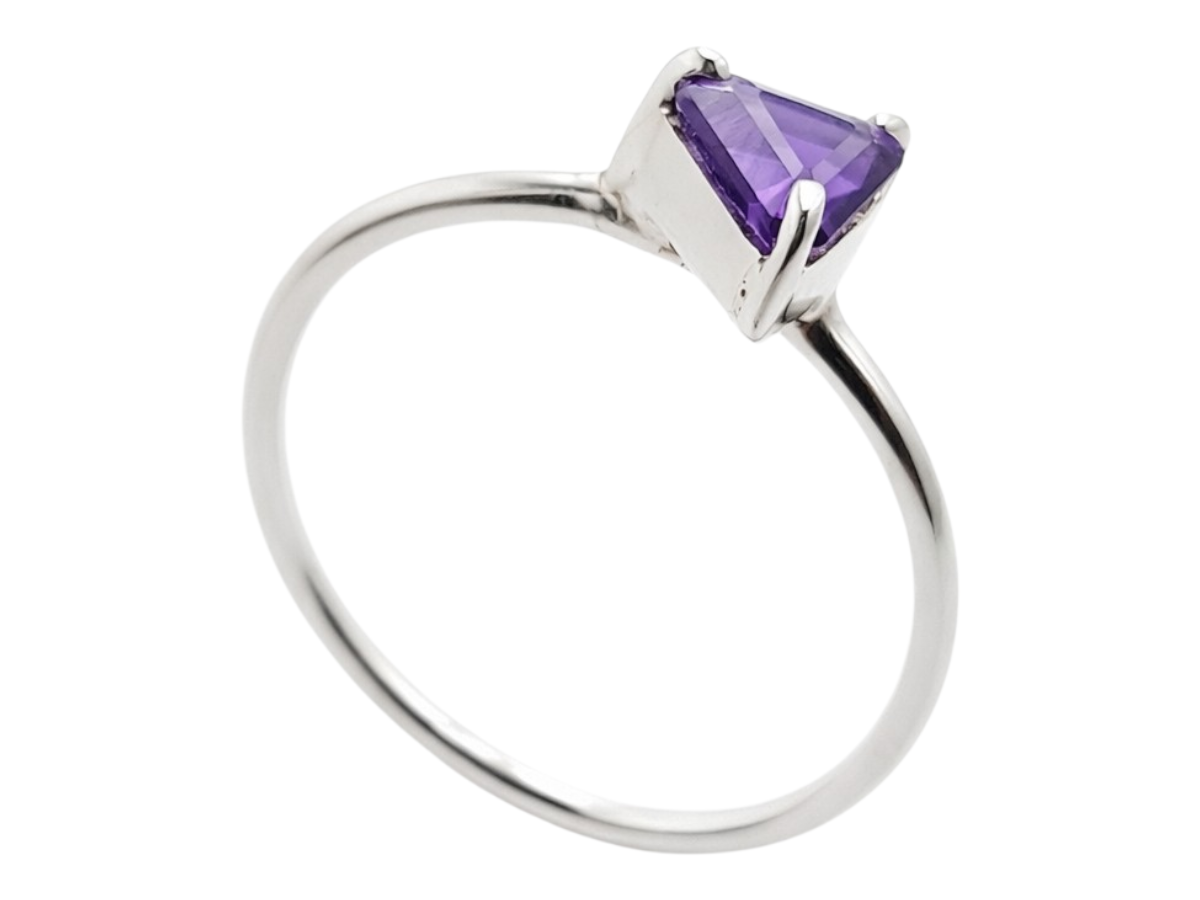 ANILLO DE PLATA .925 CENTRO AMATISTA.