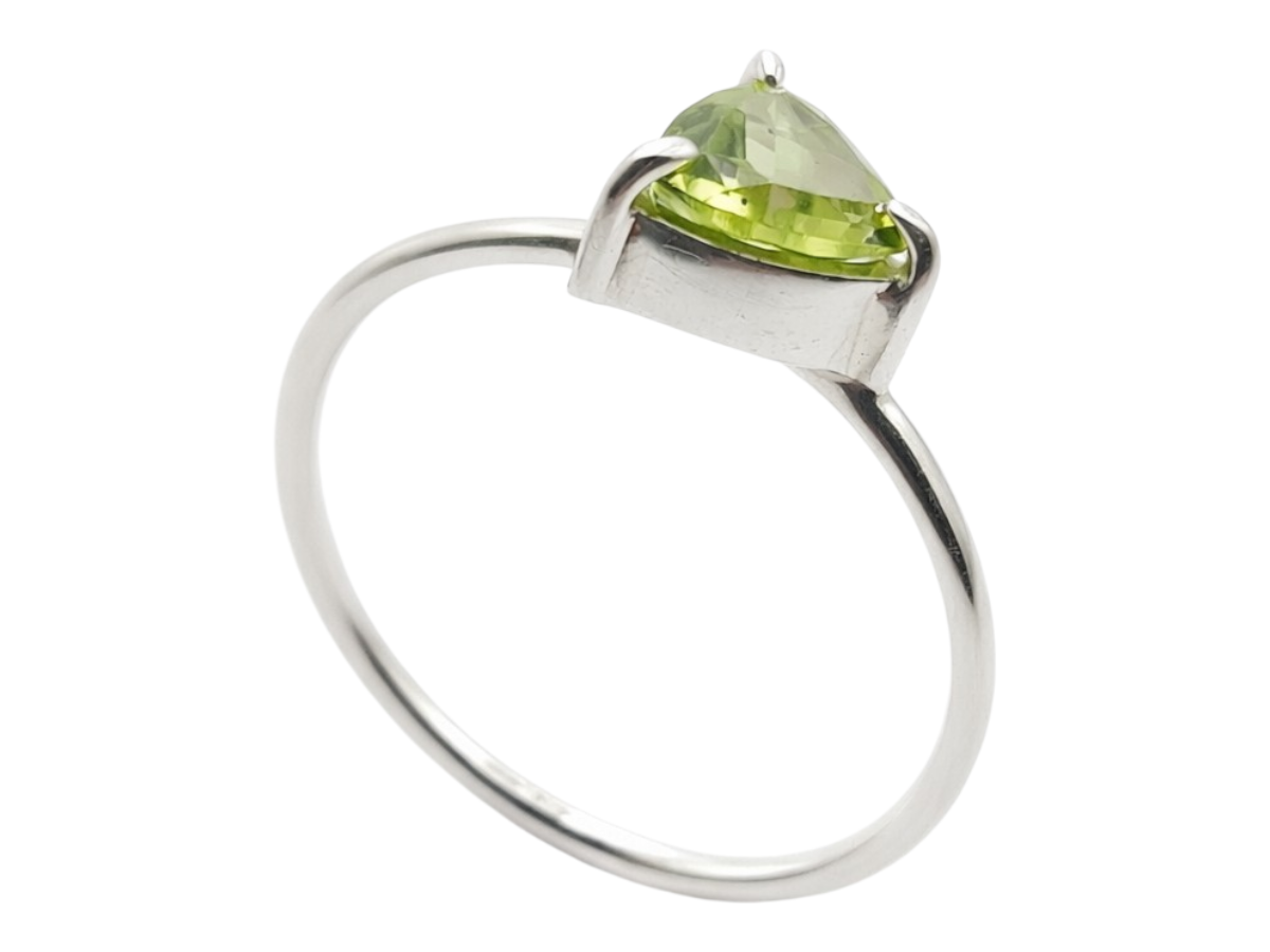 ANILLO DE PLATA .925 CENTRO PERIDOTO.