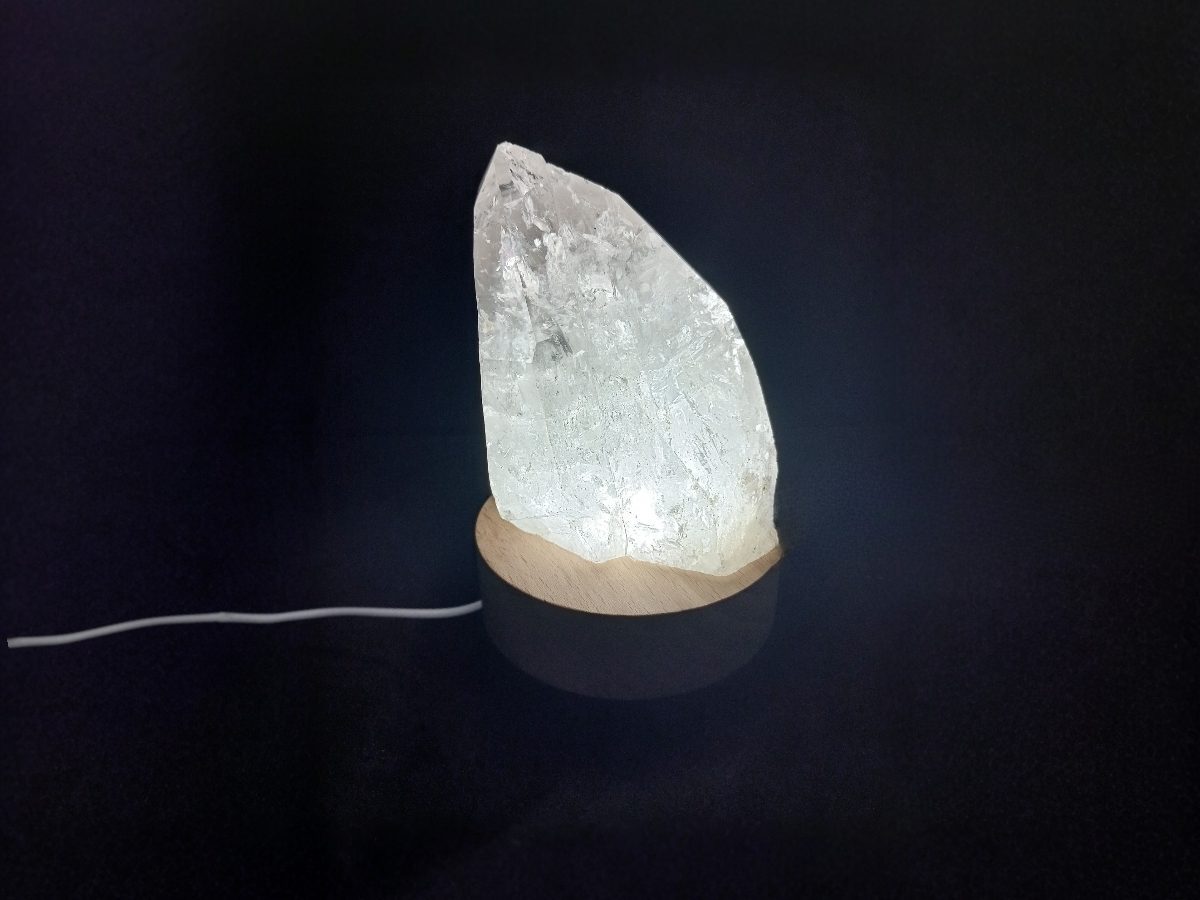 PUNTA DE CUARZO BLANCO ILUMINADA