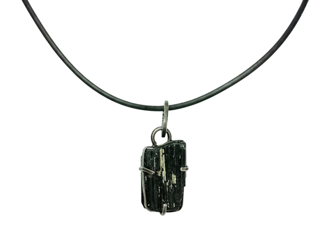 Collar Corto Cuerito Centro Turmalina Negra - vista lateral