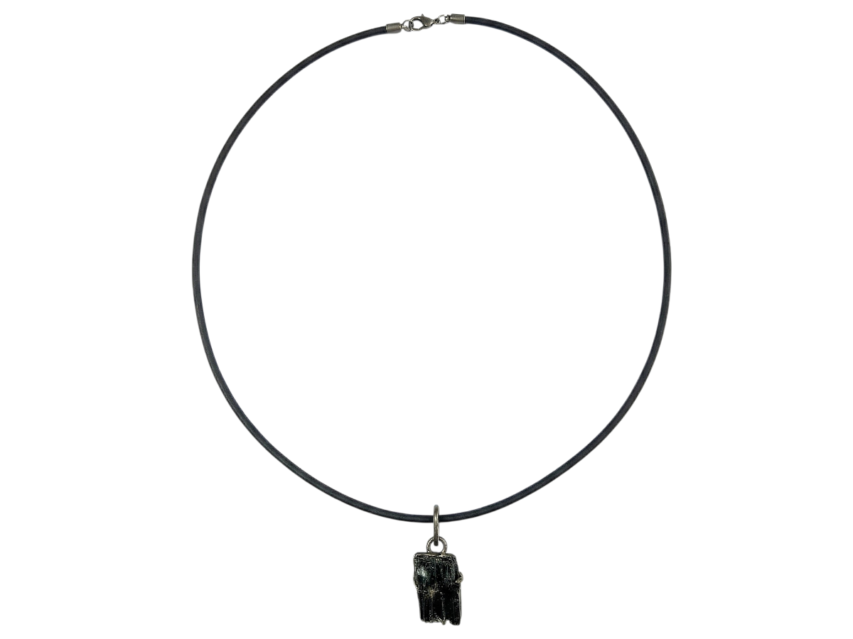 COLLAR CORTO CUERITO CENTRO TURMALINA NEGRA