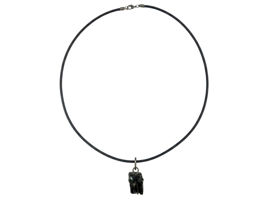 COLLAR CORTO CUERITO CENTRO TURMALINA NEGRA