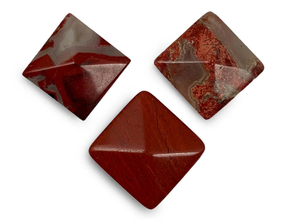 Set de Tres Pirámides Mini de Jaspe Rojo Pulidas - vista lateral