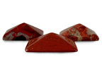 Set de Tres Pirámides Mini de Jaspe Rojo Pulidas - detalle de textura y color