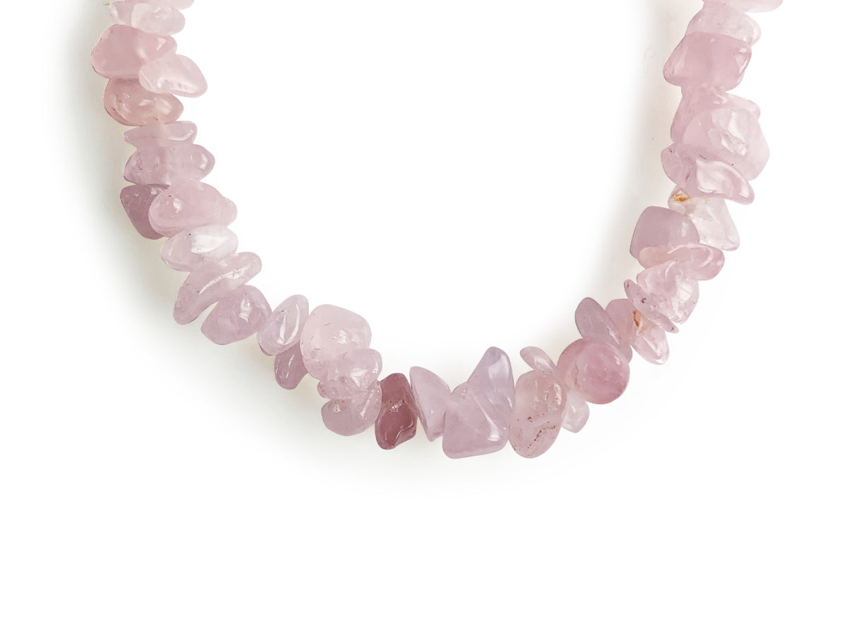 Pulsera Chips de Cuarzo Rosa Hilo Elástico - vista lateral